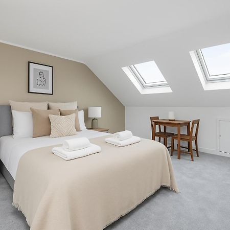 Bright Private Rooms - Peaceful Morden Location London Bagian luar foto